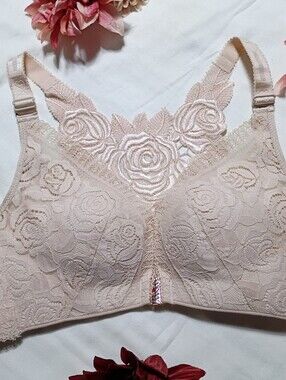 NWOT Floral Lace Bralette in Beige - Women Intimates